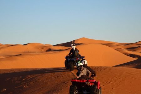 QUADFAHREN IN DER WÜSTE DURCH BARKHANS