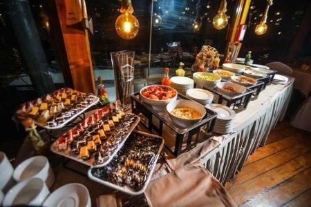 ABENDESSEN AUF EINEM PREMIUM-KATAMARAN IN DUBAI MARINA